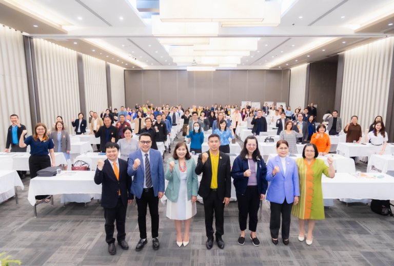 สวพ. มทร.อีสาน จัดประชุมสรุปผลการวิจัยกับแหล่งทุนและตัวแทนจังหวัด โครงการแนวทางการยกระดับเศรษฐกิจ และการพัฒนากลุ่มอาชีพ กลุ่มวิสาหกิจ กลุ่ม SME กลุ่มโอทอป และกลุ่ม YEC กรณีศึกษา : จังหวัดนครราชสีมา