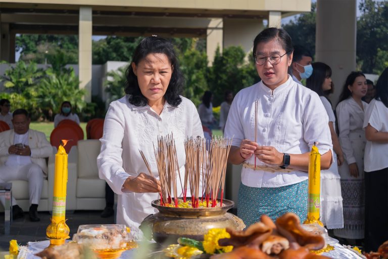 สวพ. มทร.อีสาน เข้าร่วมพิธีบวงสรวงสิ่งศักดิ์สิทธิ์ ขออำนวยพร การจัดเตรียมงานพิธีพระราชทานปริญญาบัตร มทร.อีสาน ประจำปีการศึกษา 2566